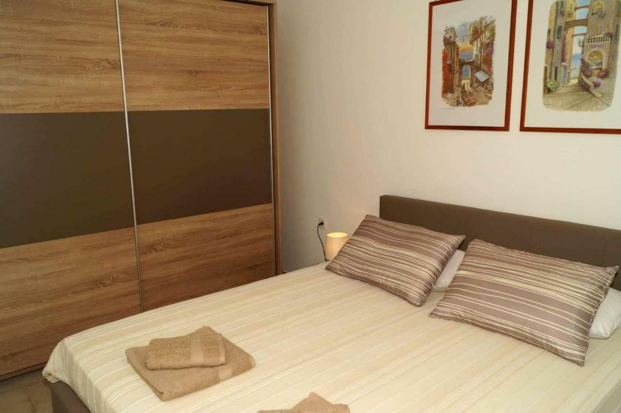 Appartement Apartman Eric à Pula Extérieur photo